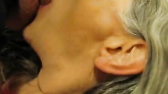 LA VIEILLE ARRIVE A ME FAIRE JOUIR APRES LA BAISE