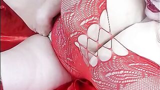 Watch Susi lying on the bed in red fishnet