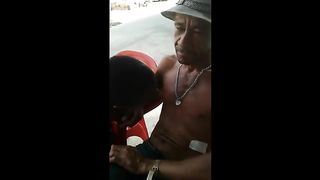 Cachaceiro mama peito do outro no bar