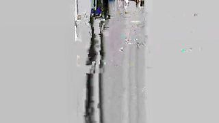 Cachaceiro mama peito do outro no bar