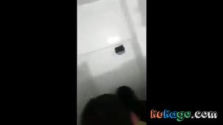 Dando no banheiro da balada