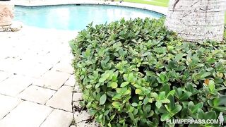 Poolboy Fucks Chubby Blonde And Slender Brunette