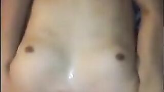 Maduro oso barbudo se coge a un jovencito a pelo