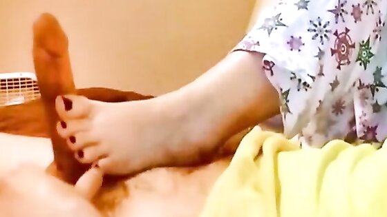 Amateur Girl's Footjob Ends in Double Cumshot