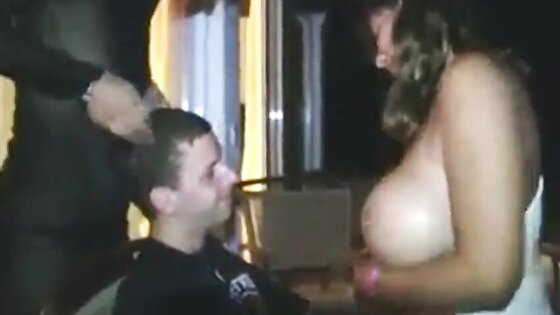 Zwei geile Mädchen ein glücklicher Mann bläst