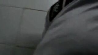 Filmou caminhoneiro trocando oleo no banheiro