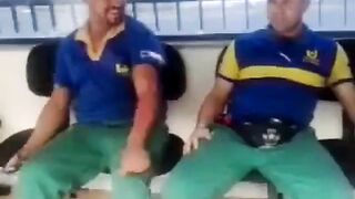 Metalurgico querendo pegar no pau do colega