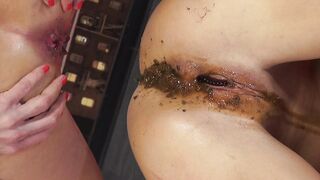 Playing with rubber snakes - BizarroPornos.Com